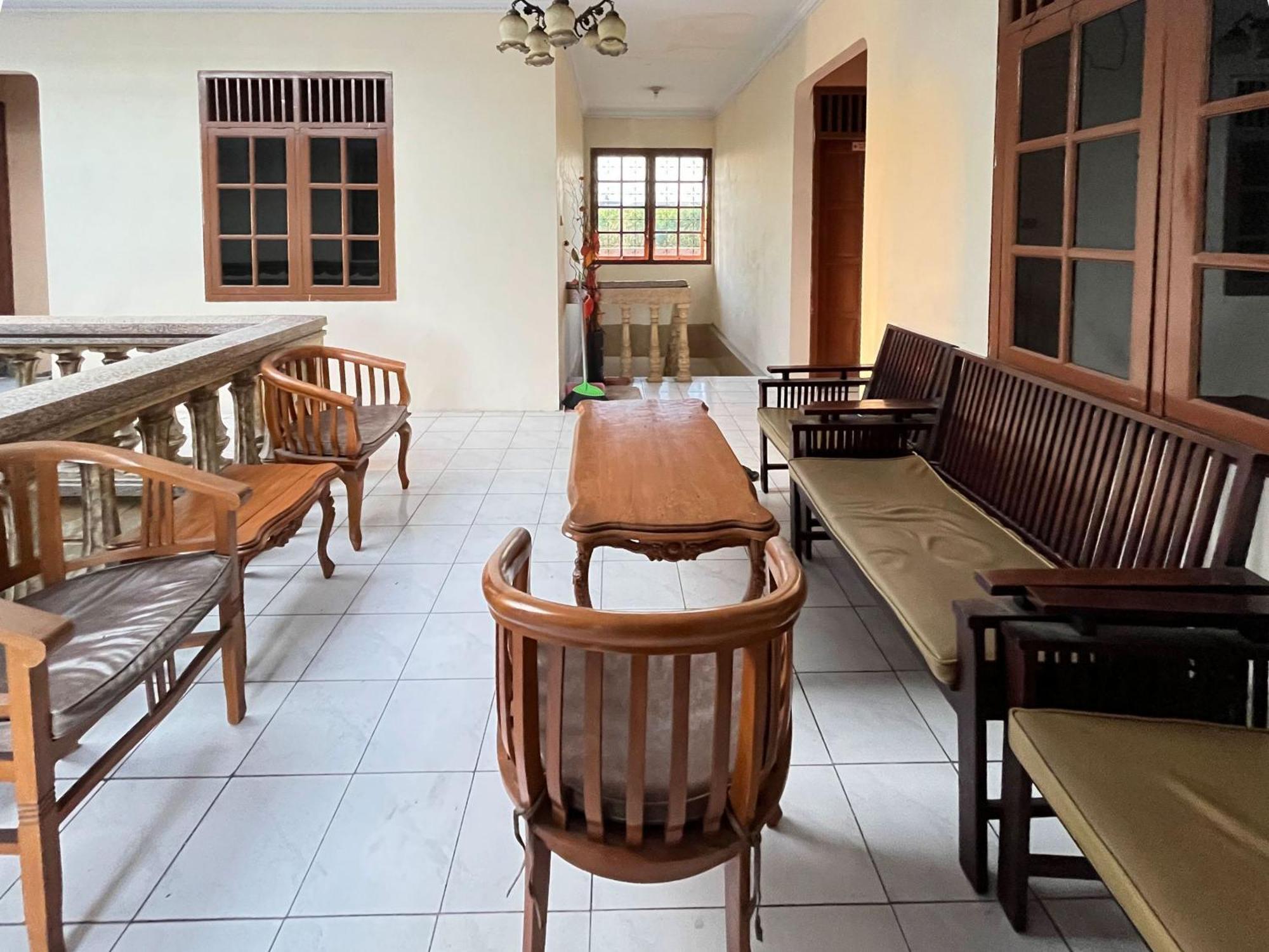 Reddoorz At Hotel Madani Syariah Lempuyangan Yogyakarta Exterior foto